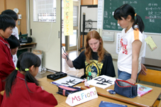ディーキルシュ中等学校の生徒が習字で「和」という字に挑戦している写真
