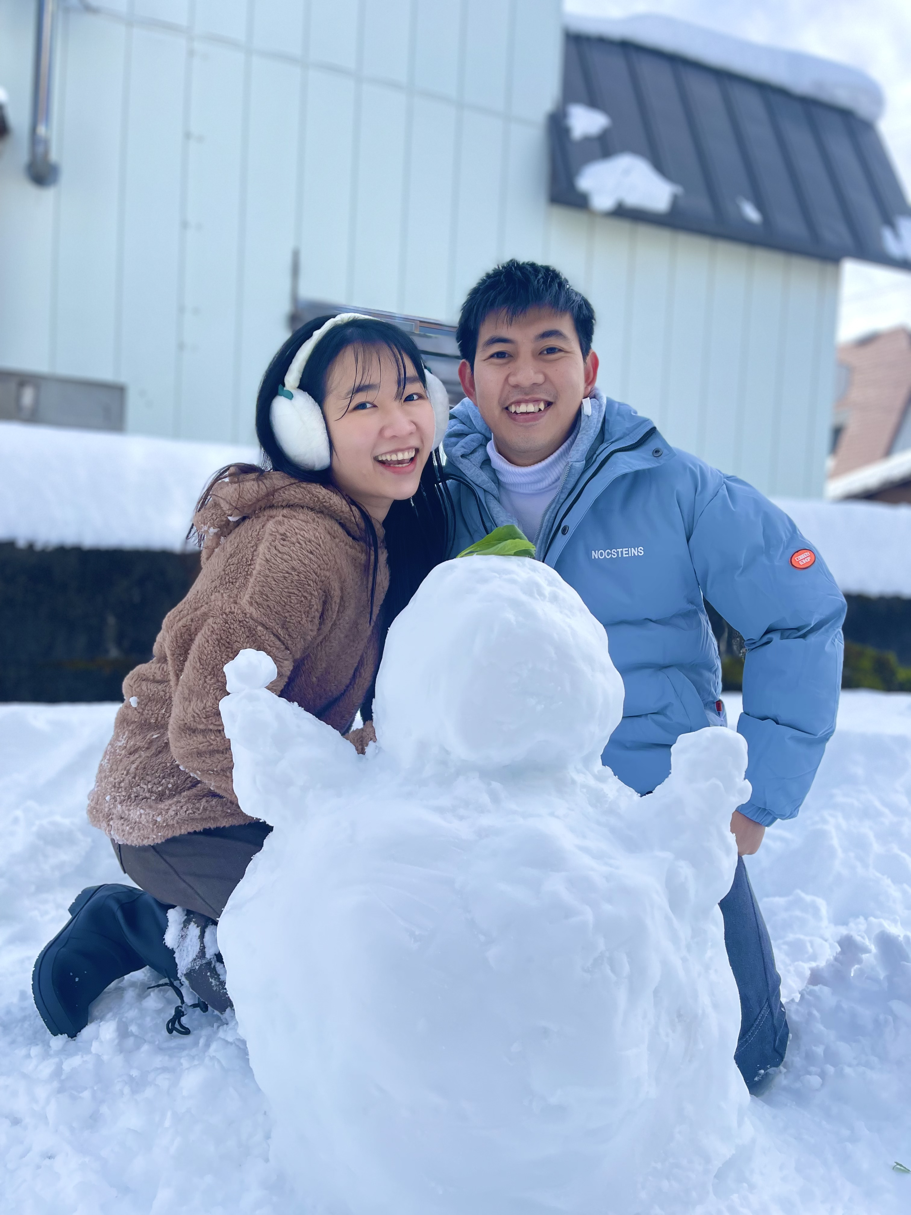 入賞作品の雪だるまの前で笑顔