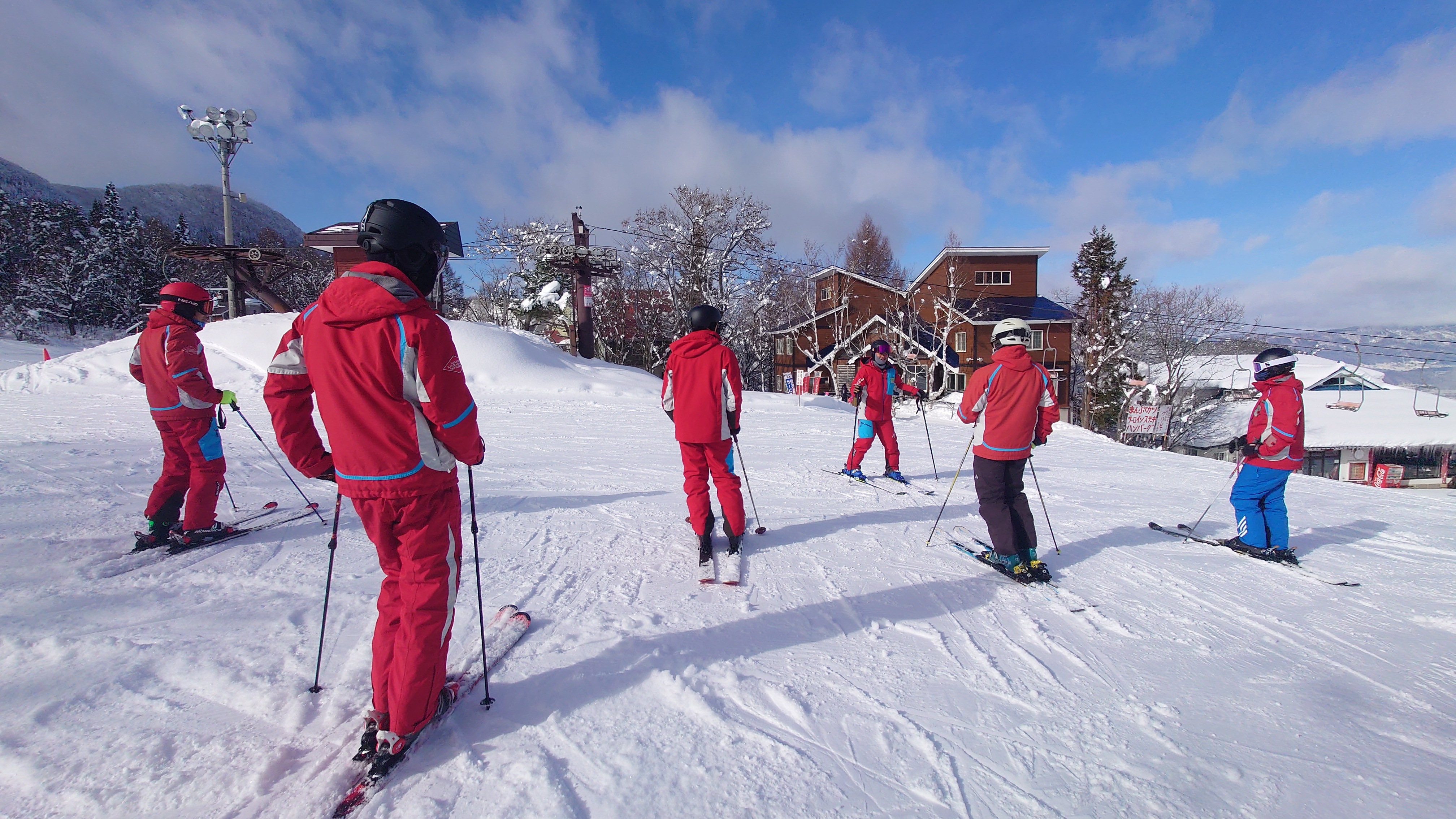 ski school for kids 木島平スキー場のスキースクールを受講している子ども達の様子