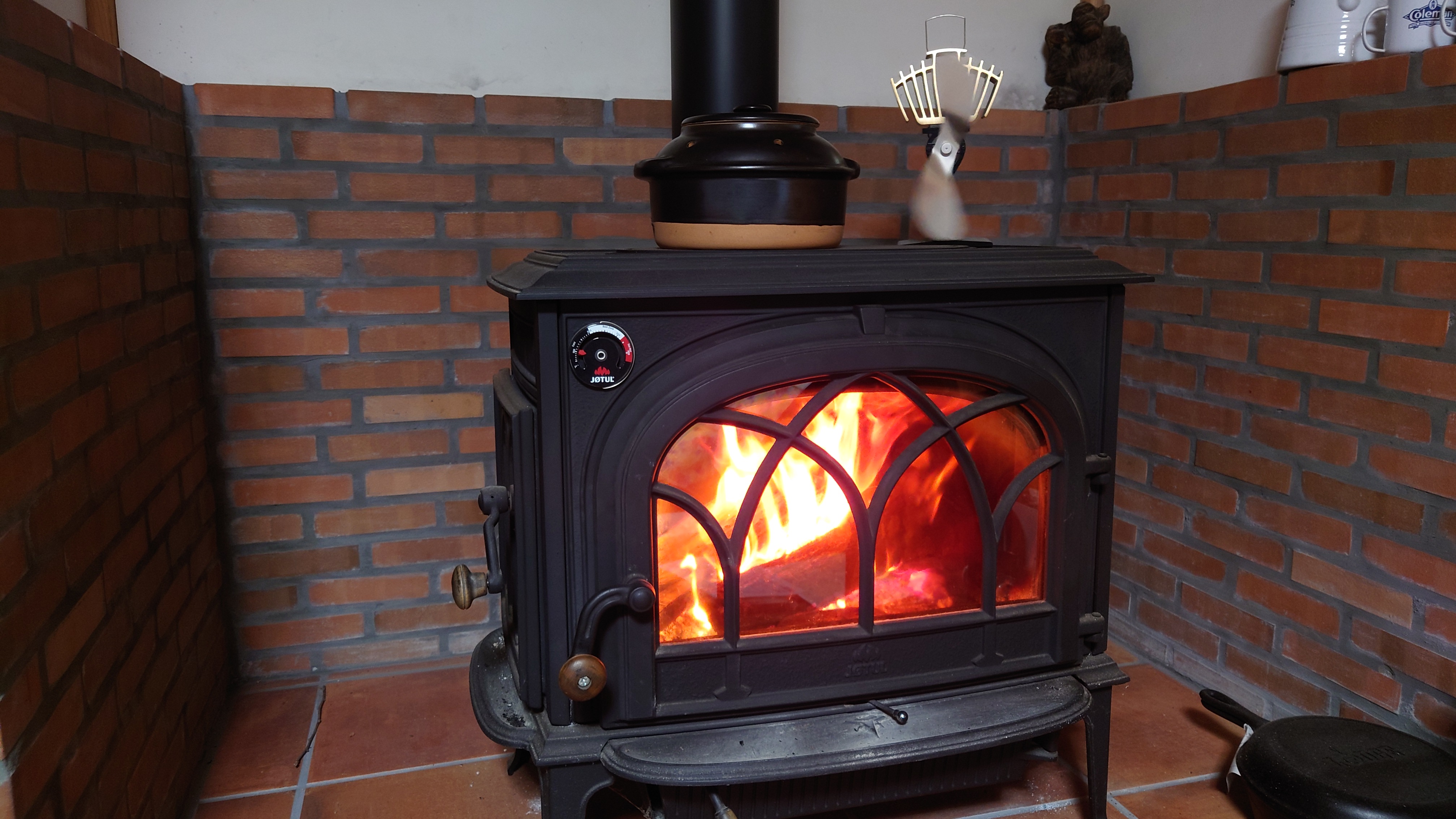 stove 薪ストーブが燃えている写真