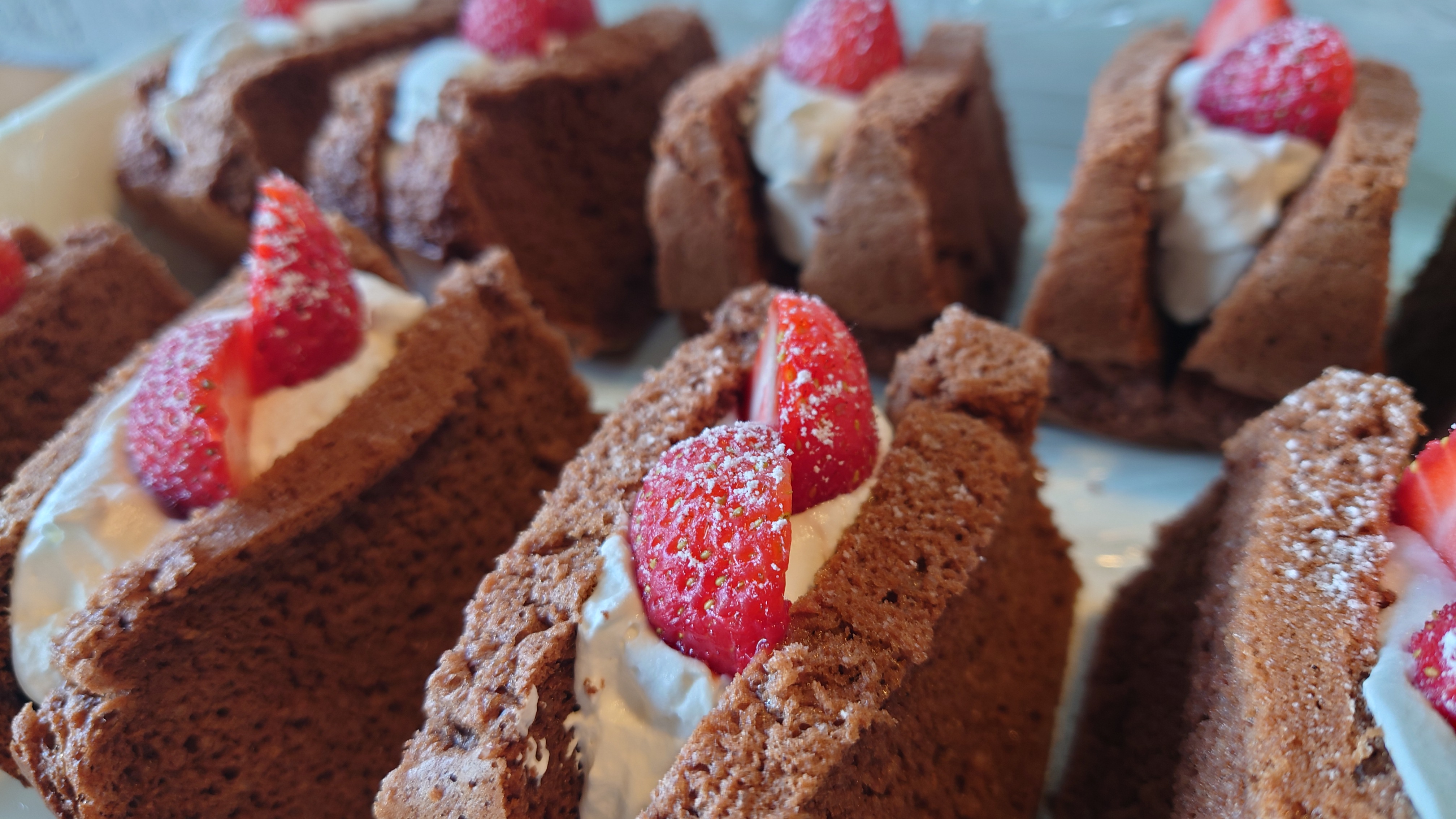 chiffon cake 手作りの米つぶシフォンケーキにクリームを挟んでイチゴがトッピングされている写真