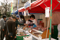 調布市役所前の木島平村出店ブース写真