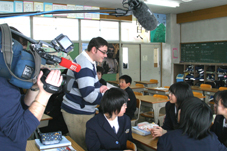 ルクセンブルクラジオテレビ局が木島平村の学校を取材している写真