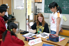村内小学校での交流 ディーキルシュ中等学校の生徒が村内小学校を訪問し、習字に挑戦