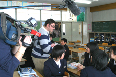 ルクセンブルクラジオテレビ局(RTL)の取材 ルクセンブルクラジオテレビ局(RTL)が中学校を取材している様子