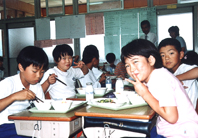 写真：地元の食材を給食へ  木島平型食農学習の実践