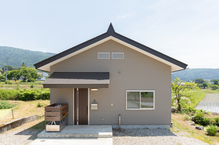 グリーンシーズンの木島平村田舎暮らし体験住宅庚棟の外観