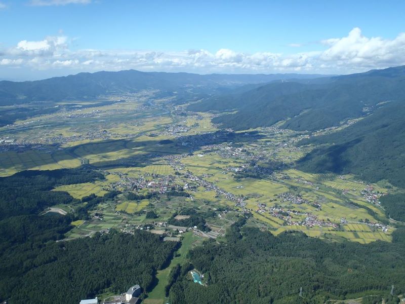木島平村の山々と田んぼの緑が鮮やかな鳥瞰写真