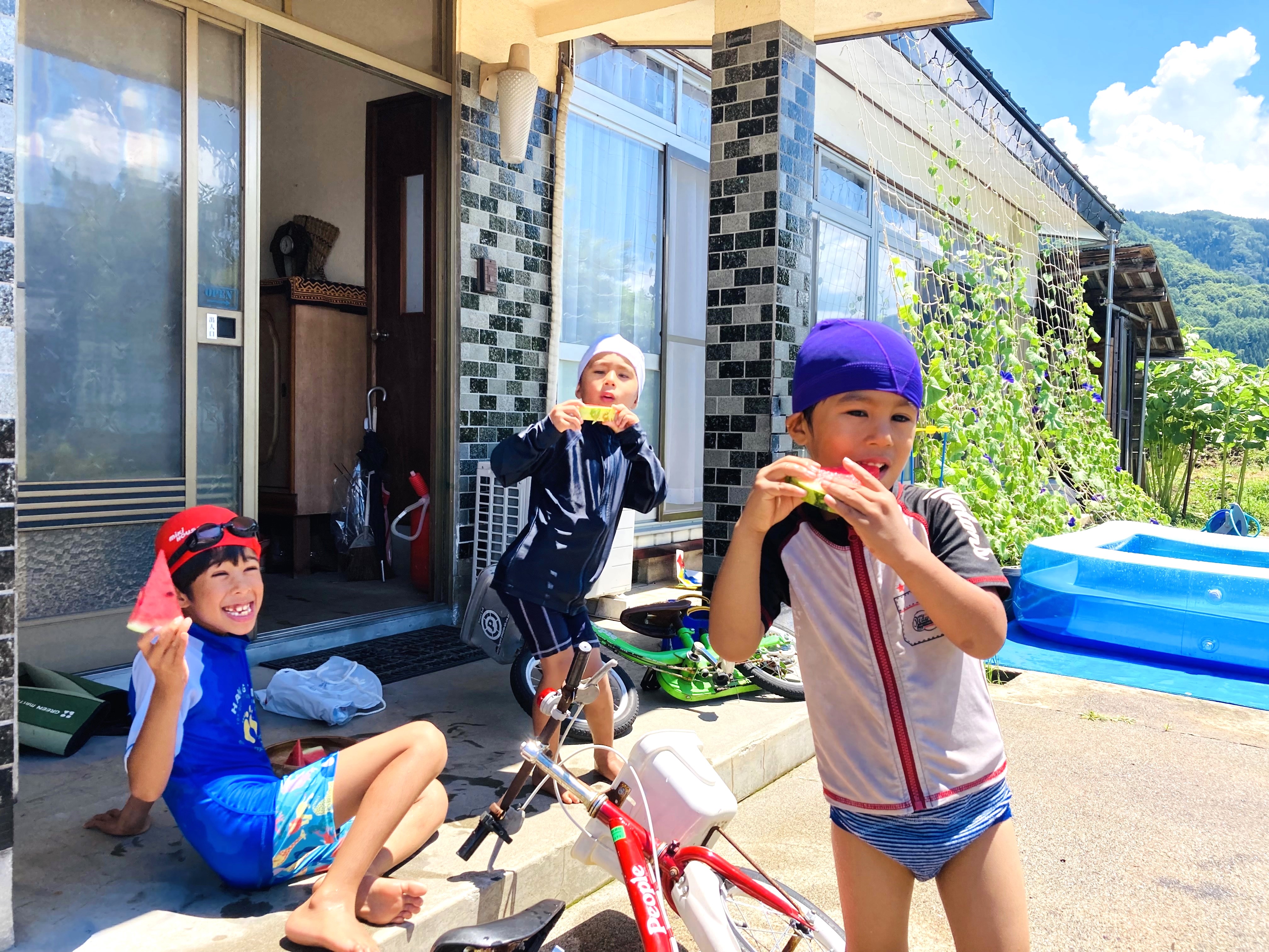 サヘブ有美さんの3人の息子水遊びをしてスイカを食べている様子