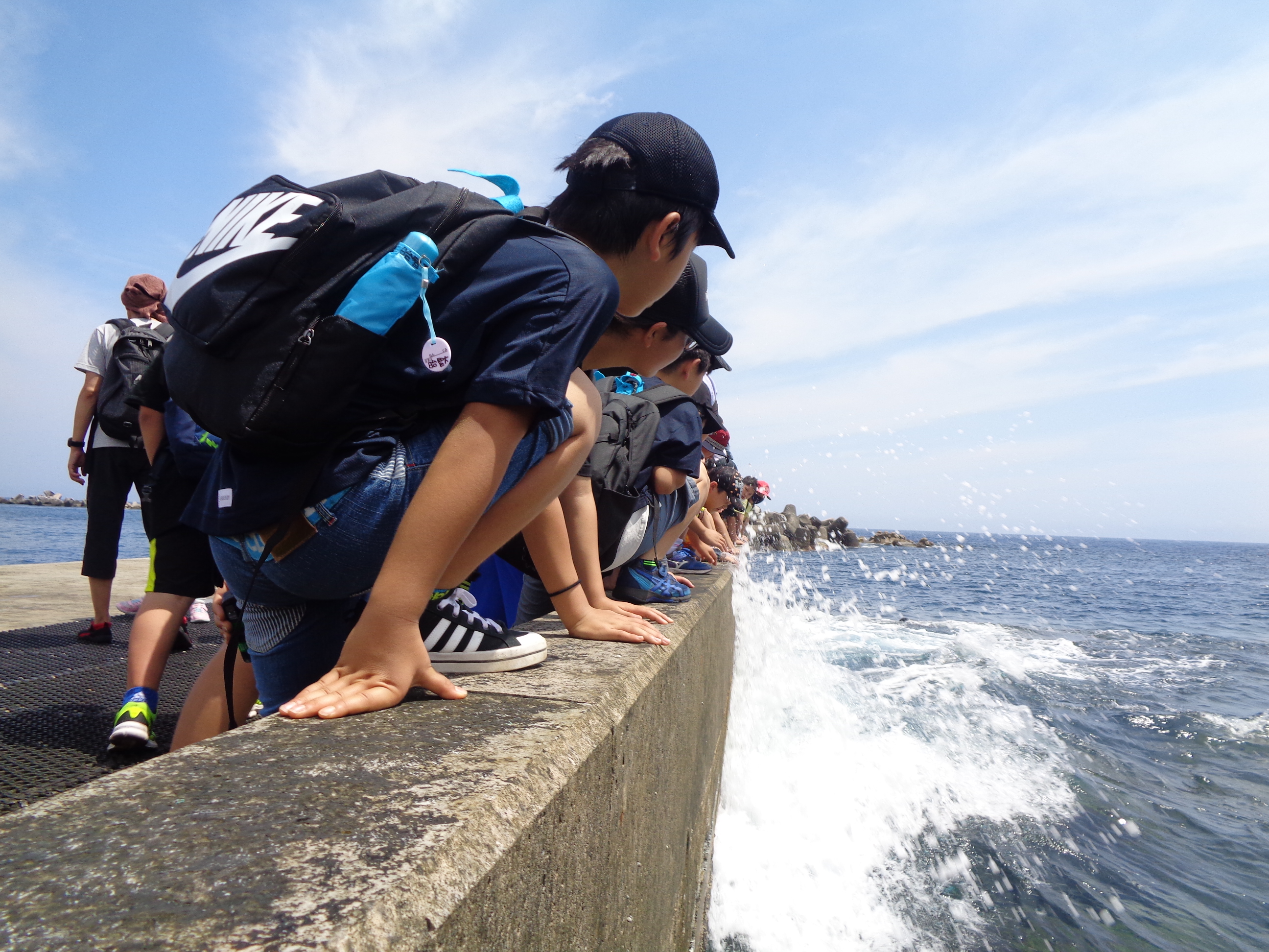 児童が海を見つめる様子