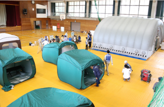 村ぐるみ防災訓練でエアーシェルターと人物が写っている写真