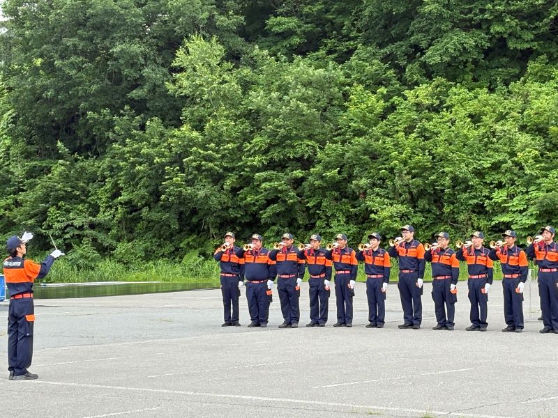 木島平村消防団ラッパ隊が消防ラッパを吹奏している写真